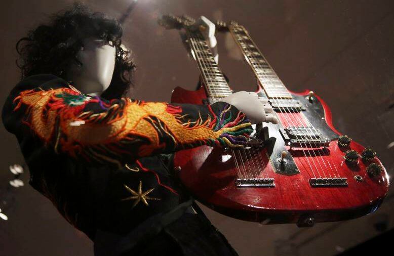 Guitarra de doble cuello tocada por Jimmy Page de Led Zeppelin. FOTO: Seth Wenig / AP