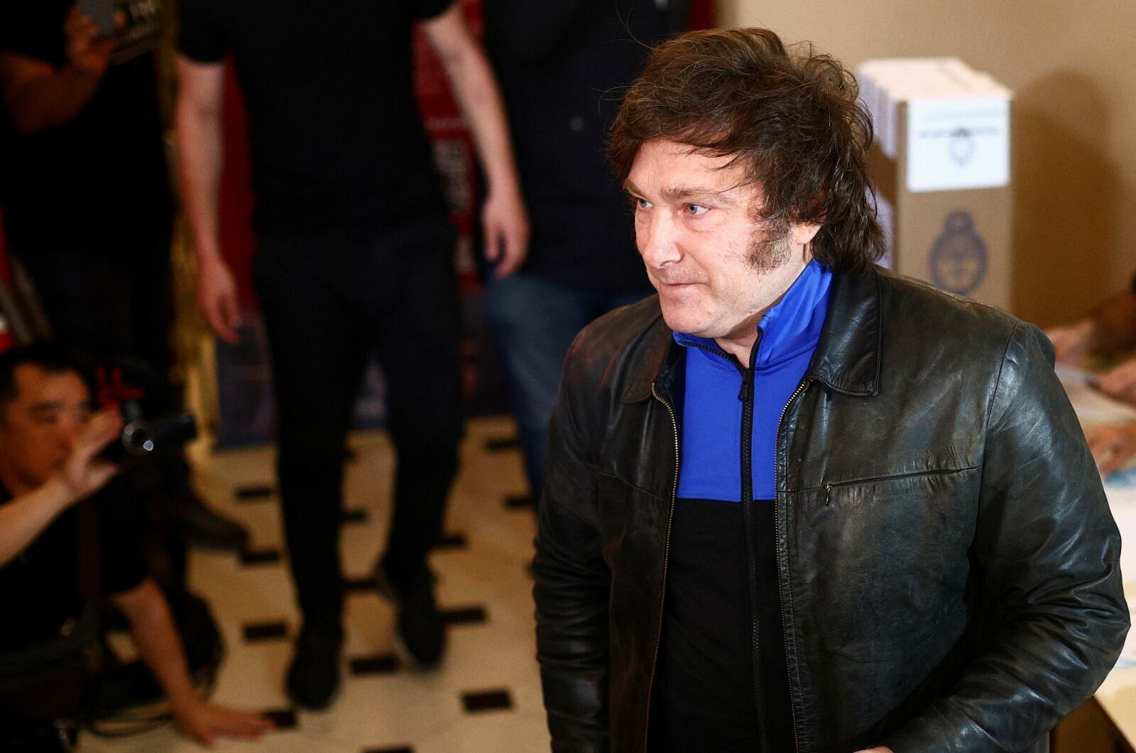 Milei acudió después del mediodía a su centro de votación en Buenos Aires,