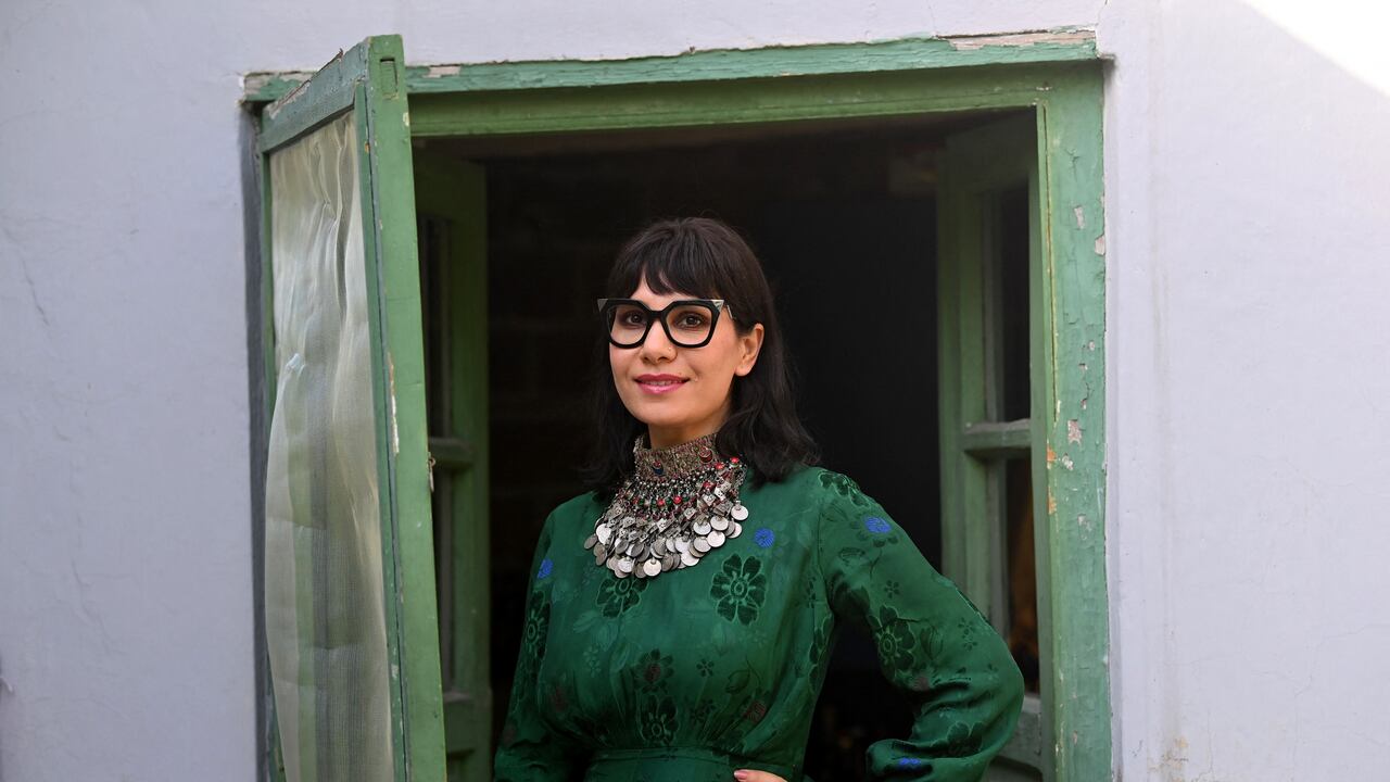 Rada Akbar sigue viviendo sola en su apartamento, algo poco frecuente para una mujer soltera en un país como Afganistán. Para ello ha contado siempre con el apoyo de su familia: su padre, escritor, y su madre, profesora, que siempre estimularon la independencia de sus cinco hijas. Foto de ADEK BERRY / AFP