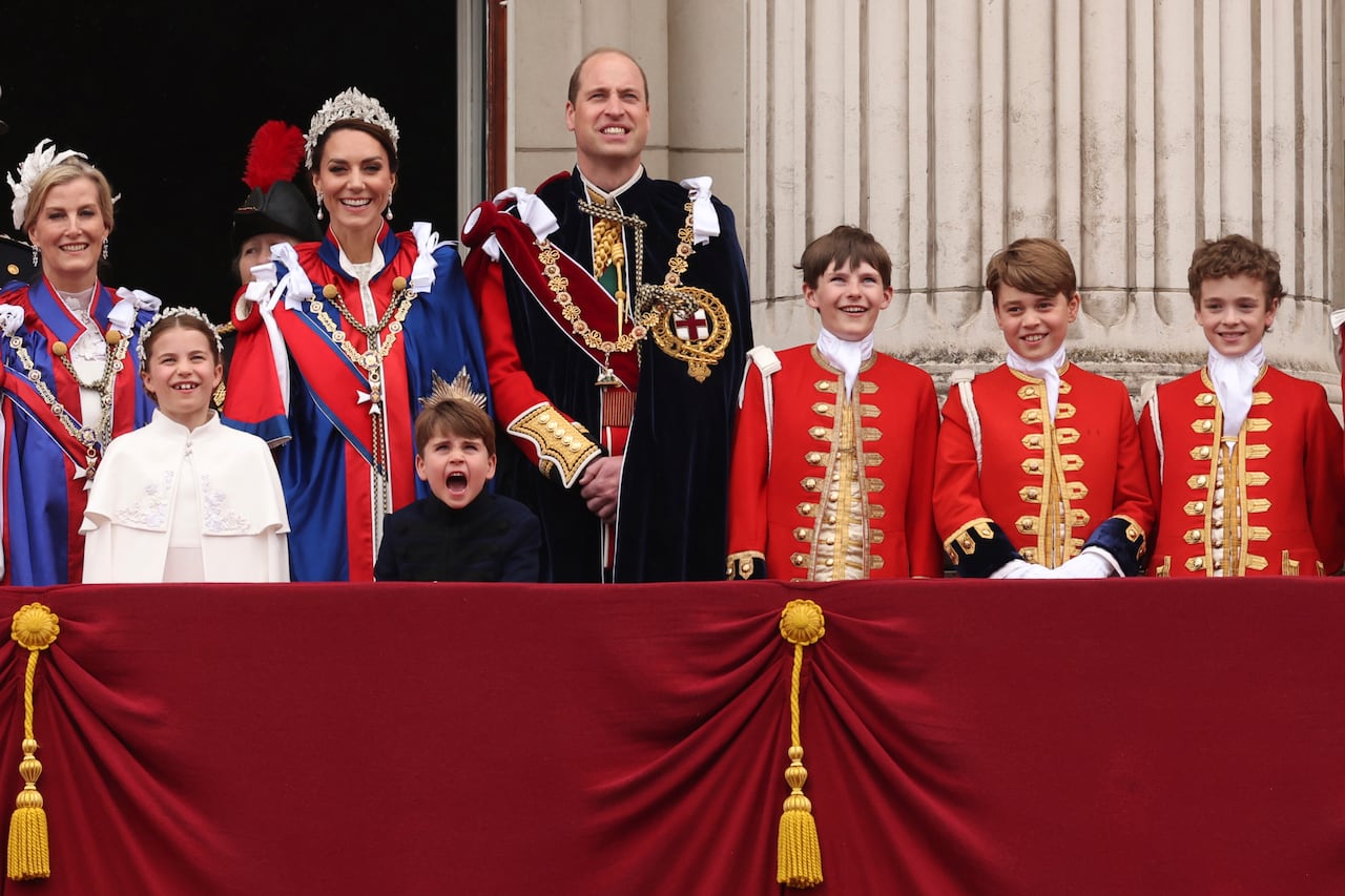 El príncipe Louis de Gran Bretaña reacciona durante el sobrevuelo de la Royal Air Force en el balcón del Palacio de Buckingham con miembros de la familia real, incluido su padre, el príncipe William, en el centro después de la ceremonia de coronación del rey Carlos III y la reina Camila