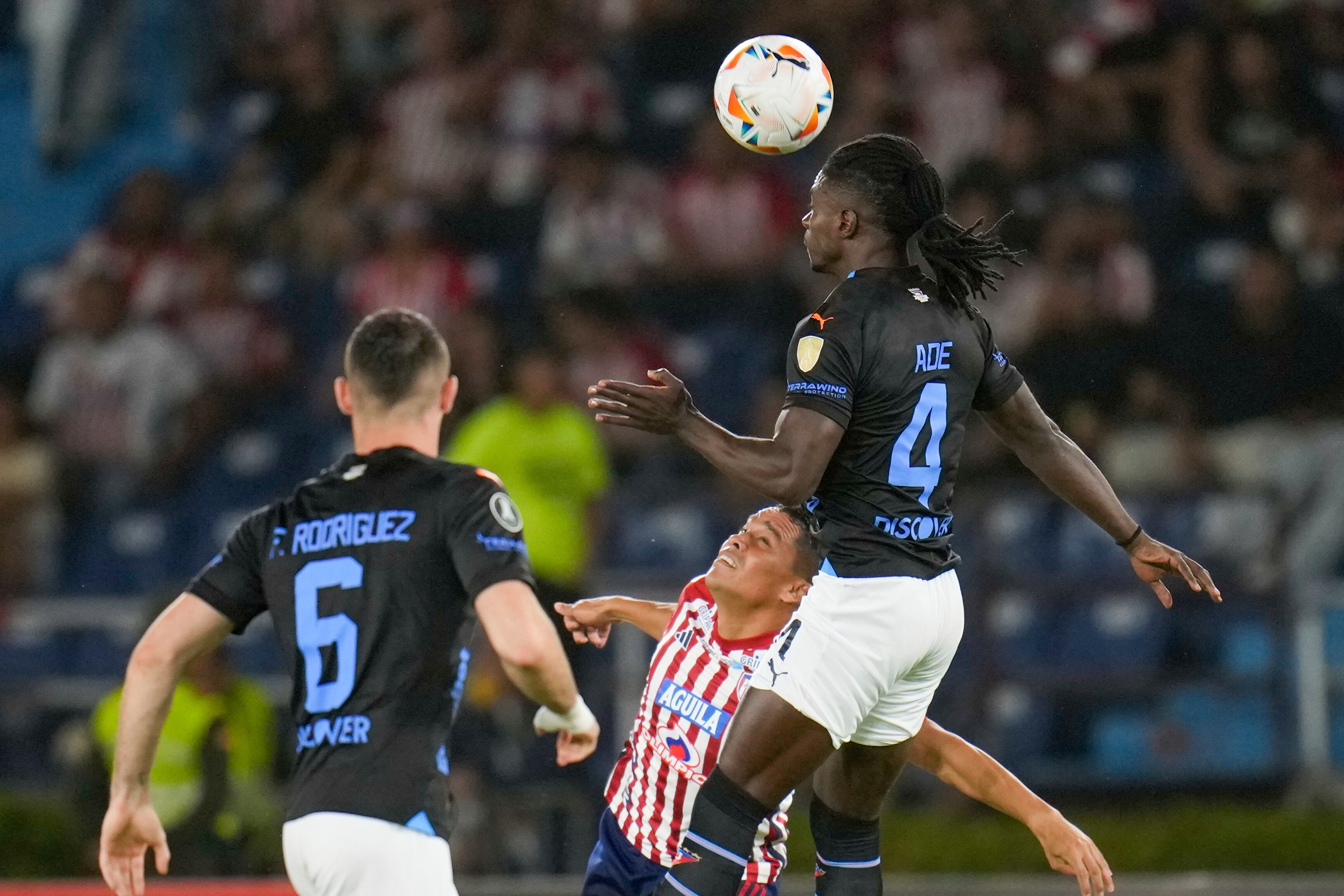 Carlos Bacca del Junior de Colombia, izquierda, celebra con su compañero José Enamorado, luego de anotar el primer gol de su equipo desde el punto penal durante un partido de fútbol del Grupo D de la Copa Libertadores en el Estadio Metropolitano Roberto Meléndez en Barranquilla, Colombia, el martes 23 de abril de 2024. (Foto AP/Fernando Vergara)