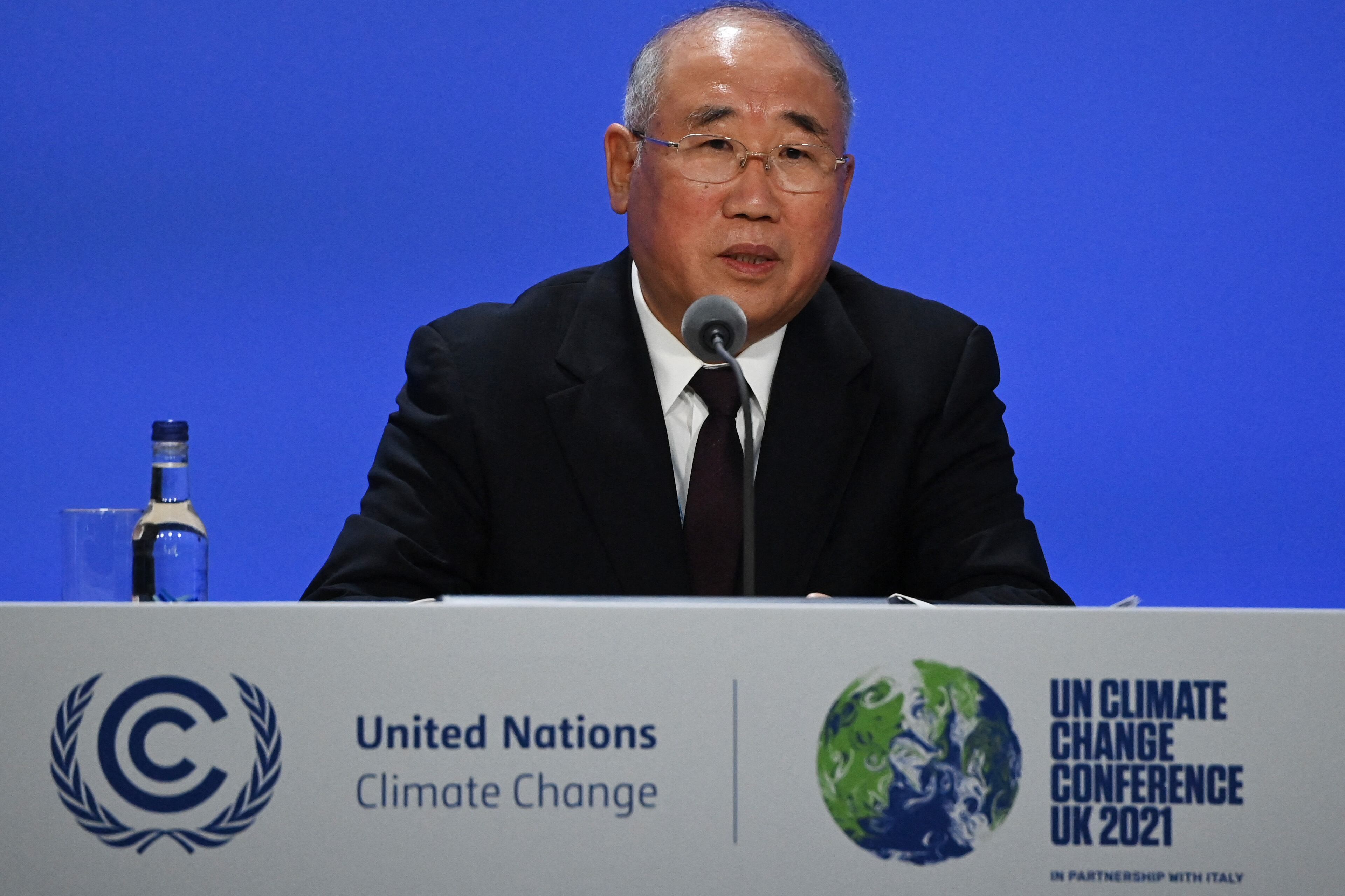 El enviado especial para el clima de China, Xie Zhenhua, habla durante una declaración conjunta de China y EE. UU. sobre una declaración para mejorar la acción climática. (Photo by Jeff J Mitchell / POOL / AFP)