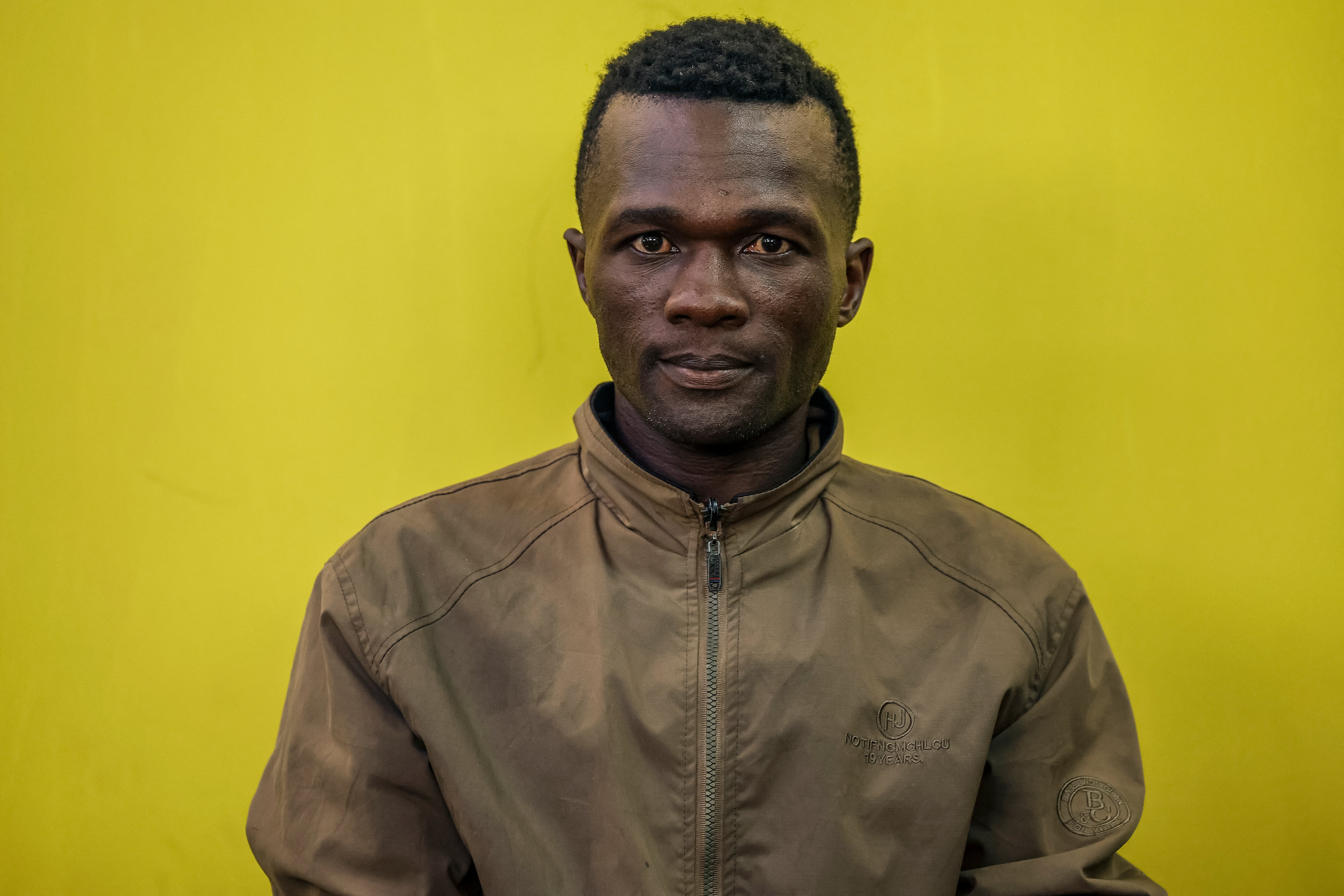 (ARCHIVOS) Collins Jumaisi Khalusha (C), de 33 años, observa los tribunales de justicia de Kiambu en Kiambu el 16 de julio de 2024. El keniano Collins Jumaisi Khalusha, de 33 años, quien según la policía confesó haber asesinado y desmembrado a 42 mujeres, escapó de una policía de Nairobi. celda, junto con una docena más de detenidos, dijo la policía el 20 de agosto de 2024. (Foto de SIMON MAINA / AFP)