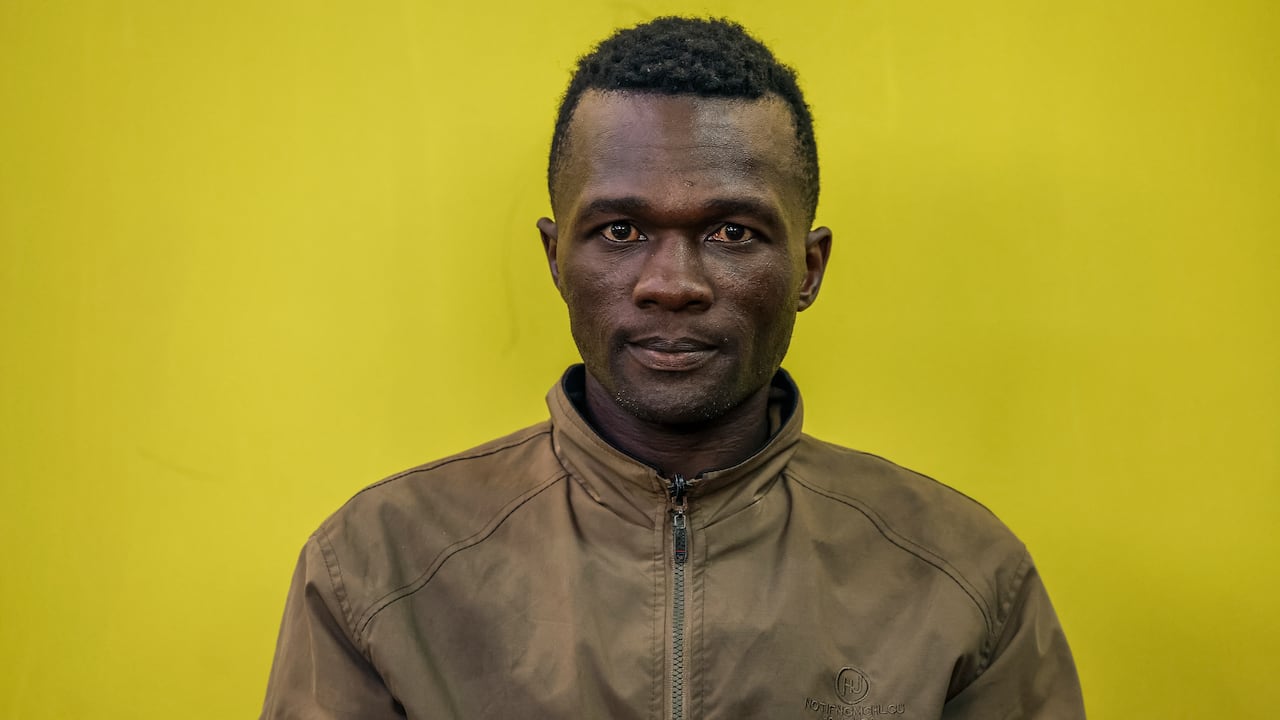 (ARCHIVOS) Collins Jumaisi Khalusha (C), de 33 años, observa los tribunales de justicia de Kiambu en Kiambu el 16 de julio de 2024. El keniano Collins Jumaisi Khalusha, de 33 años, quien según la policía confesó haber asesinado y desmembrado a 42 mujeres, escapó de una policía de Nairobi. celda, junto con una docena más de detenidos, dijo la policía el 20 de agosto de 2024. (Foto de SIMON MAINA / AFP).