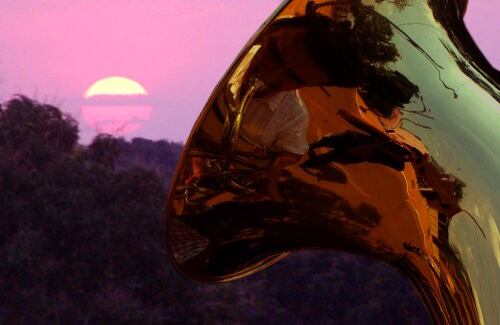  Sol tricolor / Profesional

El tres de abril de 2008 los presidentes de Colombia y Venezuela estaban trenzados es una disputa por cuenta de la invasión de tropas colombianas a Ecuador.  Esa misma tarde, sin prestarle oído a la disputa, una banda papayera tocaba los himnos nacionales de Colombia y Venezuela para dar inicio a las Festividades de Puerto Carreño Vichada. En estas fiestas colombianos y venezolanos se reúnen y compiten como verdaderos hermanos, hijos del mismo sol que en la tarde se viste del tricolor de las dos patrias. 
