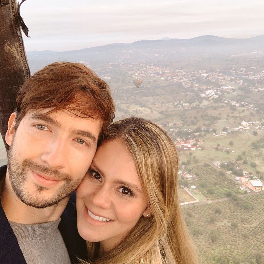 Carlos Torres y su novia Joanna Castro fueron vistos cargando a un niño