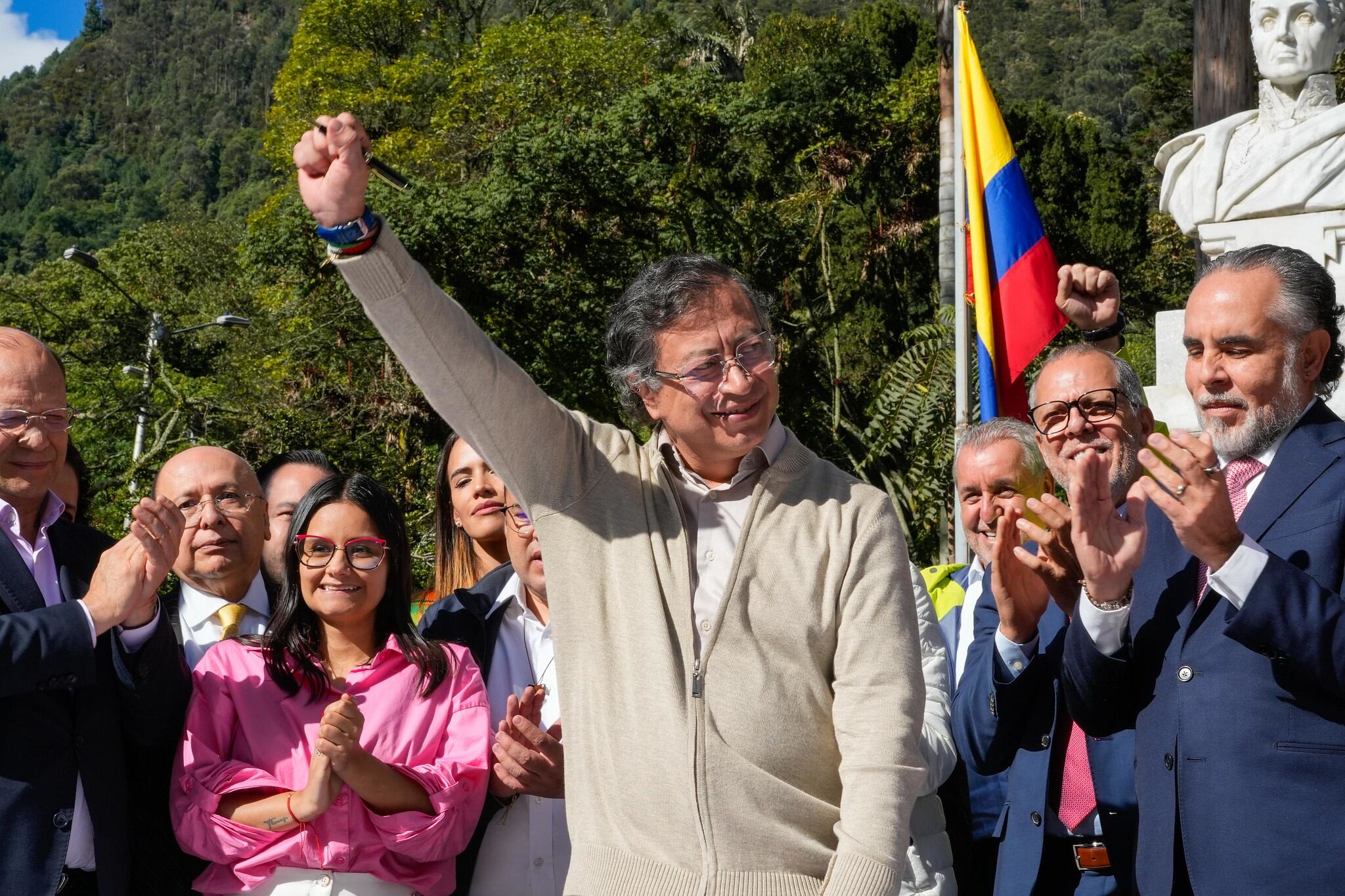 El presidente, Gustavo Petro, junto a parte de su gabinete en la sanción de la reforma laboral, el 25 de junio de 2025, en Bogotá (Colombia)