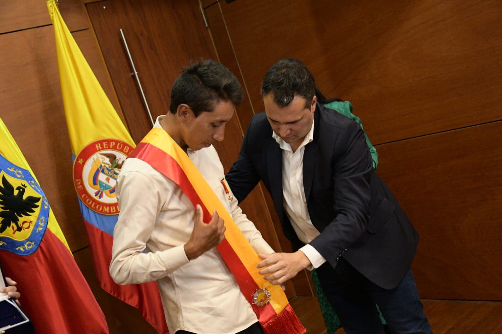 Egan Bernal recibiendo la distinción en el Concejo de Bogotá