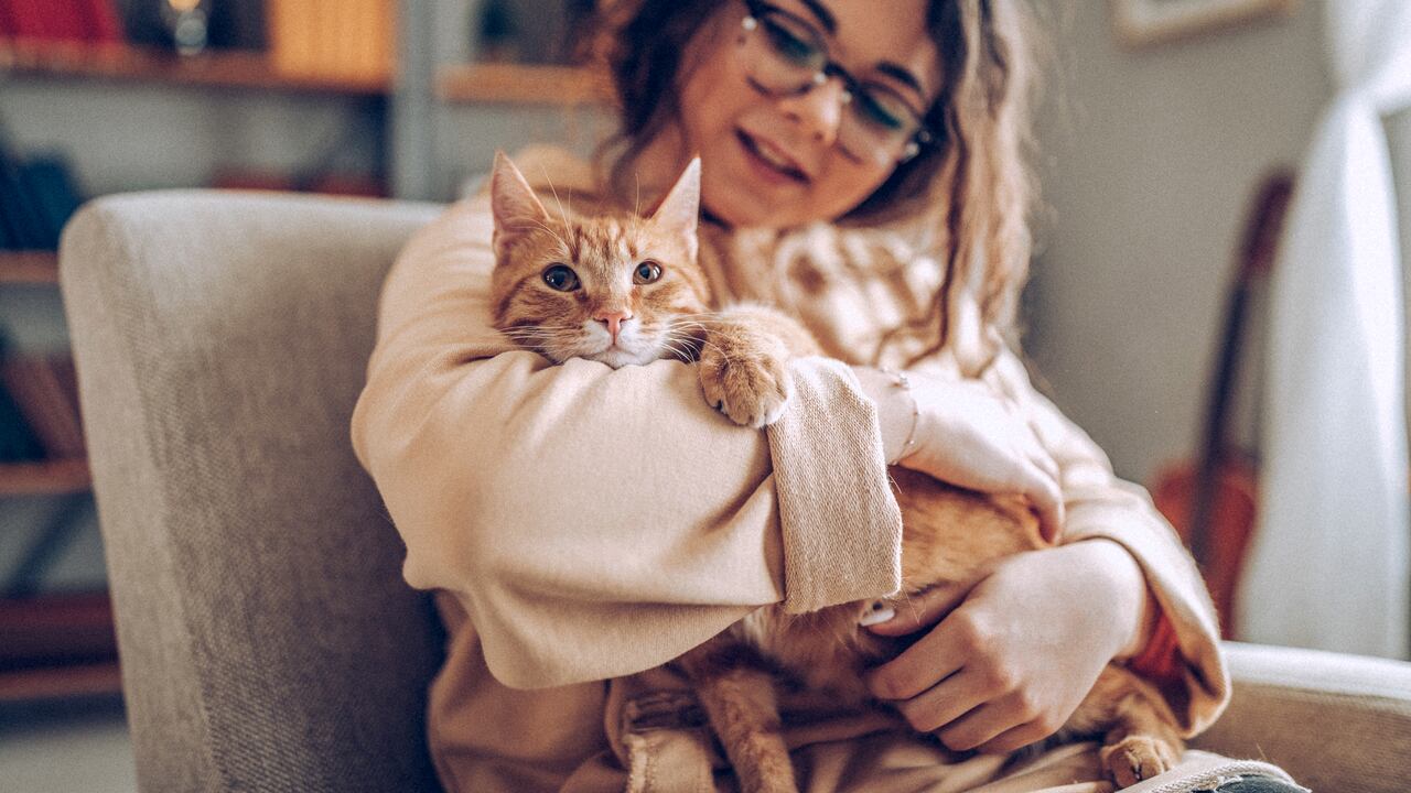 El tono de voz de las mujeres resulta más amigable para los felinos