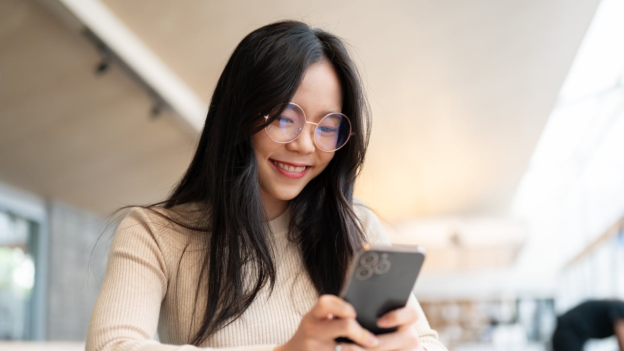 Con el tiempo, los celulares acumulan muchos archivos temporales, aplicaciones antiguas o en caché.