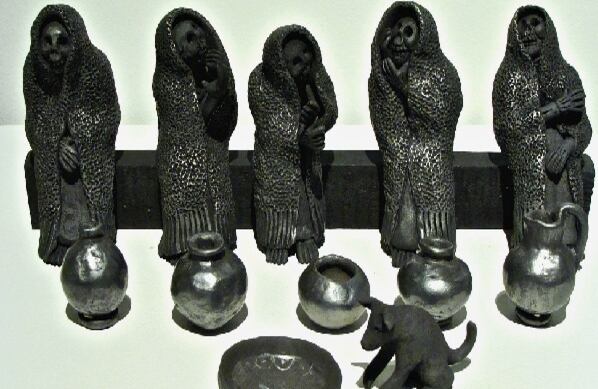 La especialidad de Carlomagno es el barro negro. Es un artesano que se inspira en la riqueza cultural que, según los curadores, “observa en la vida cotidiana en México; expresividad y realismo distinguen su trabajo”. Los expertos consideran que las piezas que produce son auténticas obras de arte popular, con fuertes raíces en la tradición.