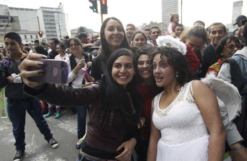 Este desfile se ha convertido en una tradición en el marco del festival. Durante la tarde del sábado que estuvo pasada por lluvia, los espectadores acompañaron el desfile compartiendo con los artistas.