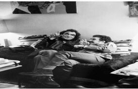 1974- PARÍS, EN CASA DE UGNE KARVELIS (JUGANDO CON MASCARAS DE CHRISTOPHER, HIJO DE UGNE) FOTO SARA FACIO