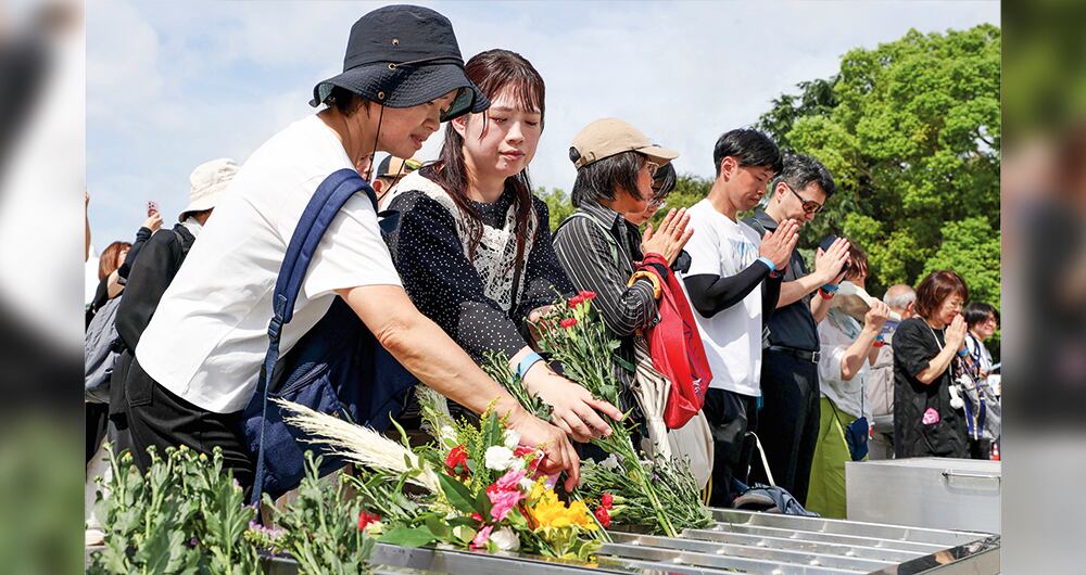 Las personas rememoraron la trágica fecha para Japón con flores 