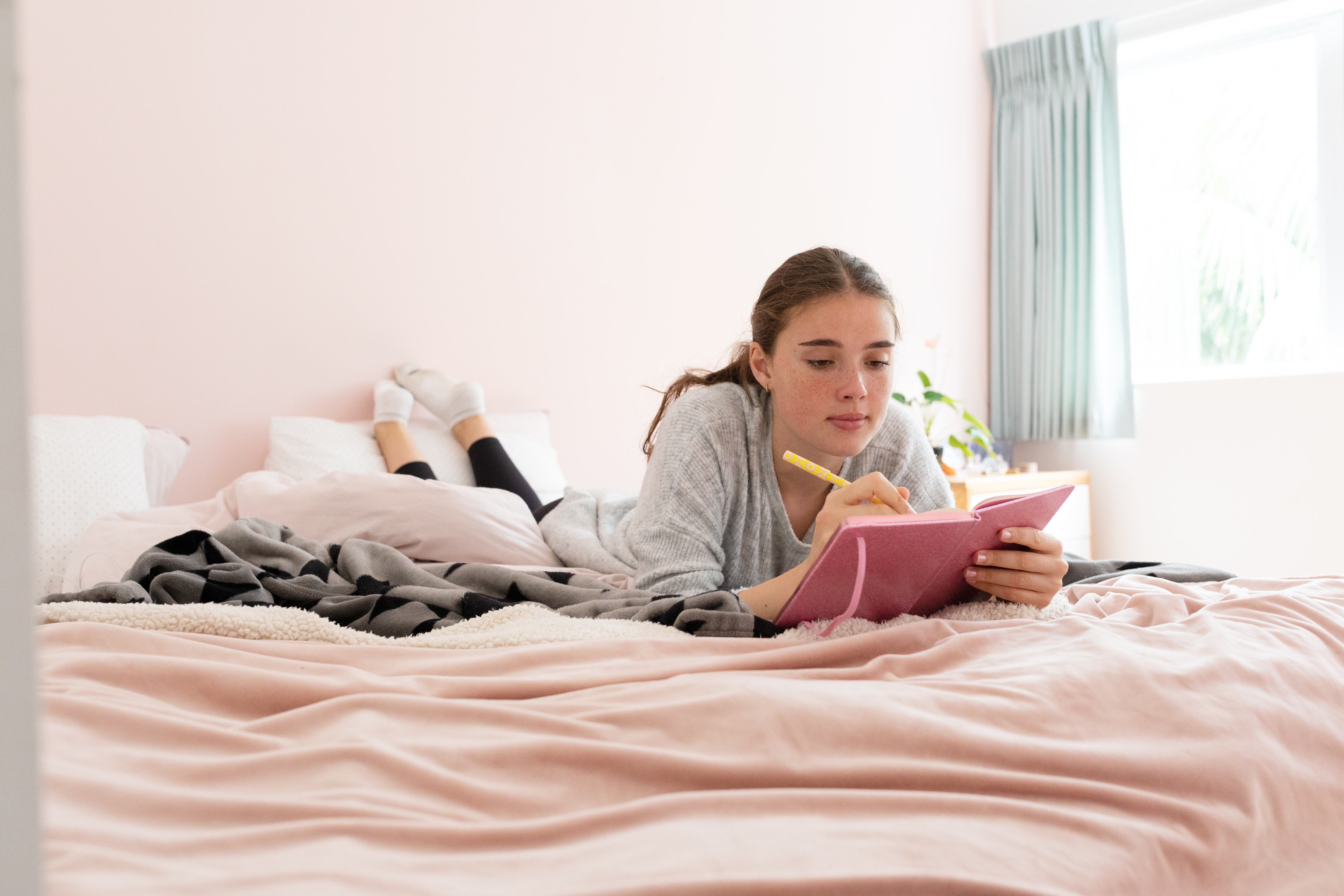 Escribir los sentimientos y esperar por lo menos unas pocas horas para volver sobre ellos es una de las técnicas recomendadas por Jenny Maenpaa para dejar de sobrepensar las cosas.