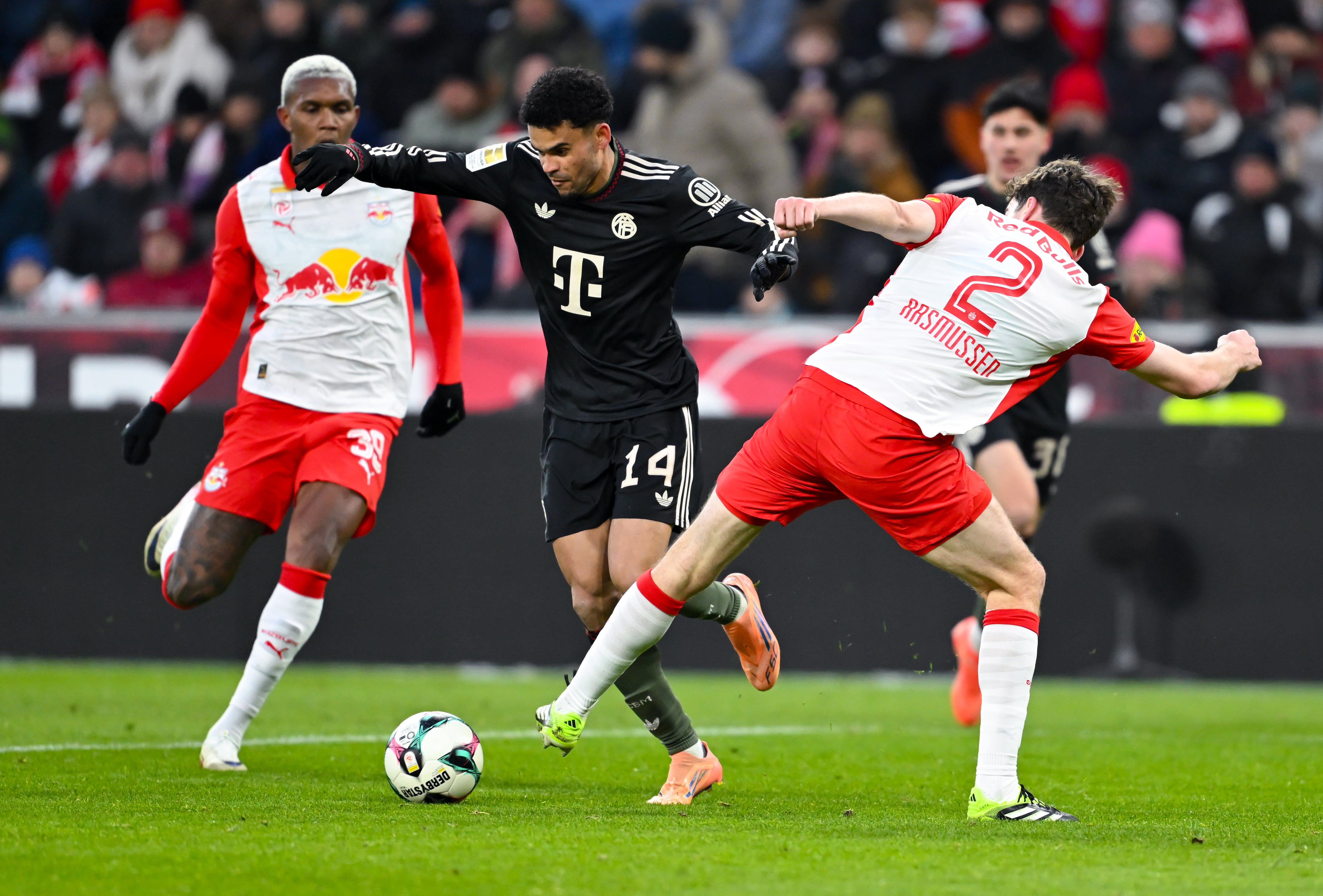 06 January 2026, Austria, Salzburg: Soccer, Test match, FC Red Bull Salzburg - FC Bayern Munich at the Red Bull Arena. Luis Diaz (M, Bayern Munich) and Douglas Mendes (l, Salzburg) and Jacob Rasmussen (Salzburg) fight for the ball. Photo: Sven Hoppe/dpa (Photo by Sven Hoppe/picture alliance via Getty Images)