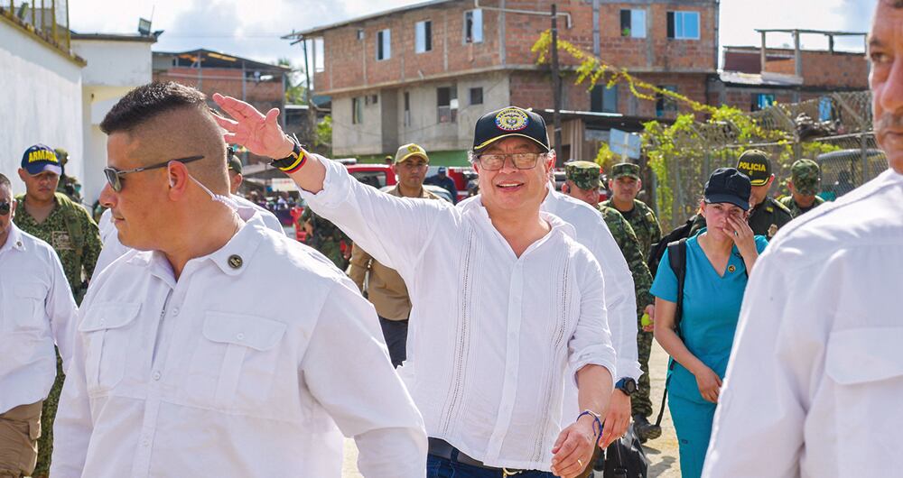    El presidente Gustavo Petro visitó Timbiquí en enero de 2024. Entretanto, así lucen los barrios donde el 11 de septiembre grupos armados activaron un explosivo. 