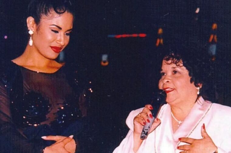 Selena en compañía de Yolanda Saldívar, ex presidenta de su club de admiradora, acusada de asesinarla la mañana del 31 de marzo de 1995.