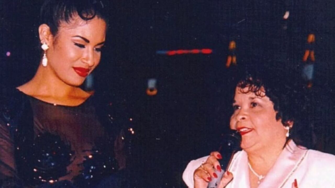 Selena en compañía de Yolanda Saldívar, expresidenta de su club de admiradores, acusada de asesinarla la mañana del 31 de marzo de 1995.