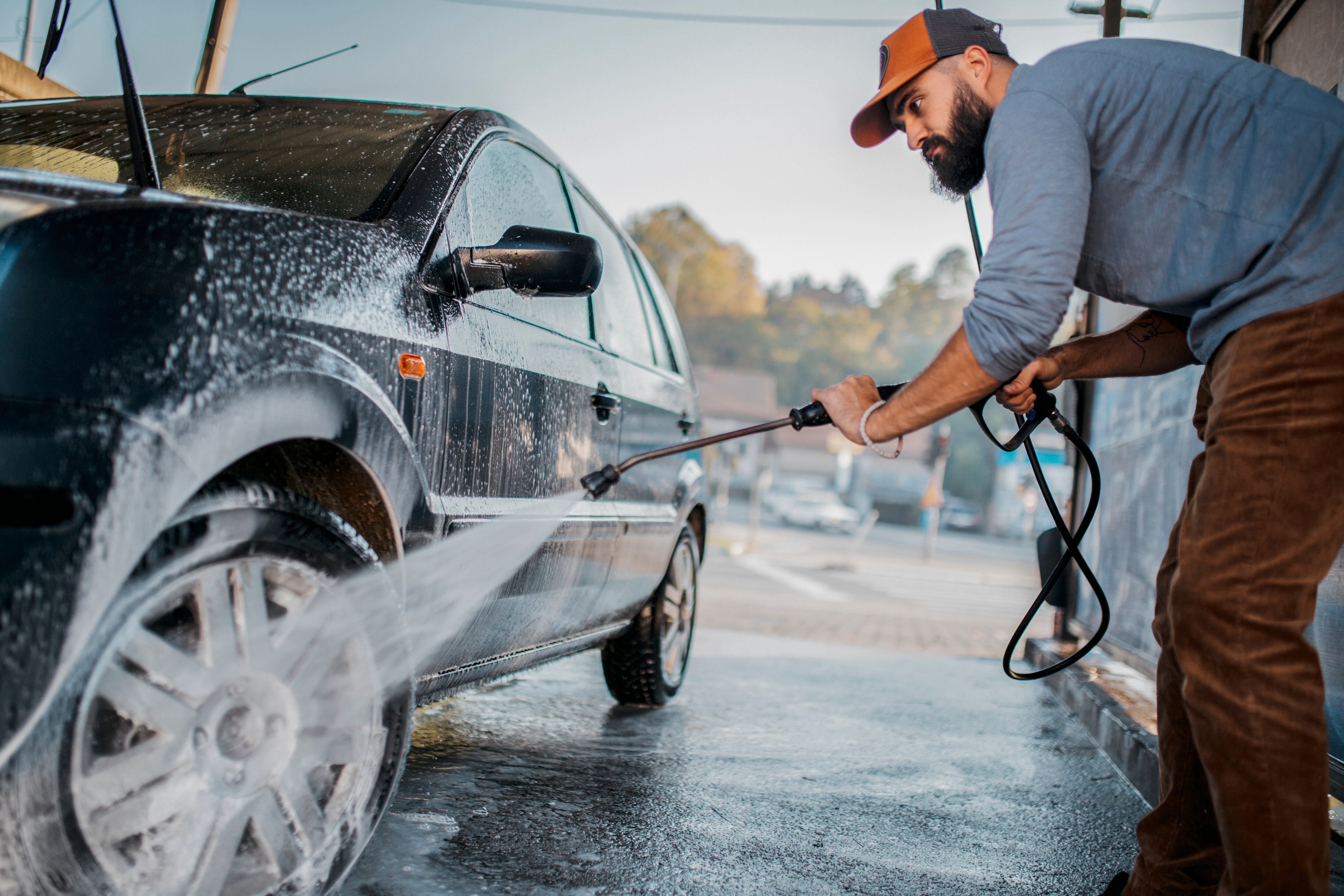 La época de lluvias supone un mayor reto para el cuidado de los carros. Es cuando más hay que lavarlos.