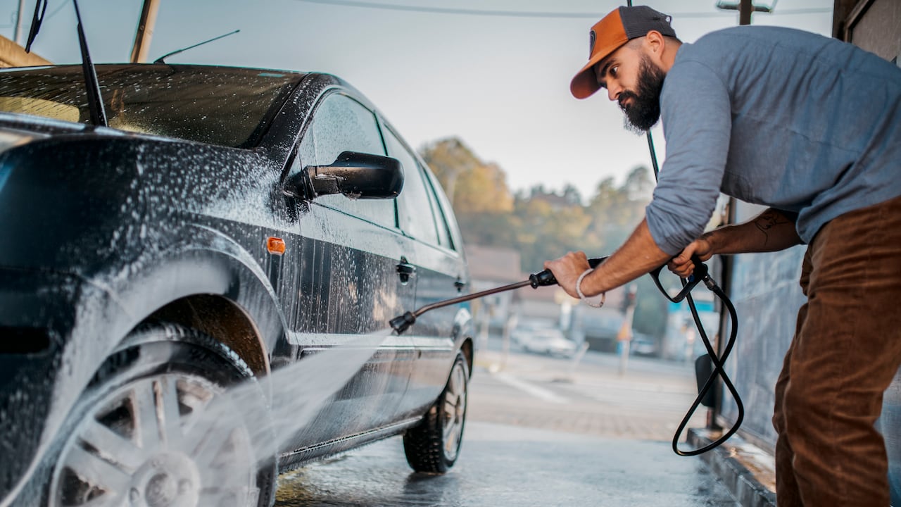El uso de jabones en polvo puede afectar la pintura de los carros a la hora de lavarlos.