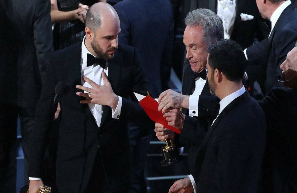 Jordan Horowitz, el productor de 'La la land' en el momento en que se entera que hubo un error. Él mismo tomó el sobre y dijo que Moonlight era la mejor película del año. 