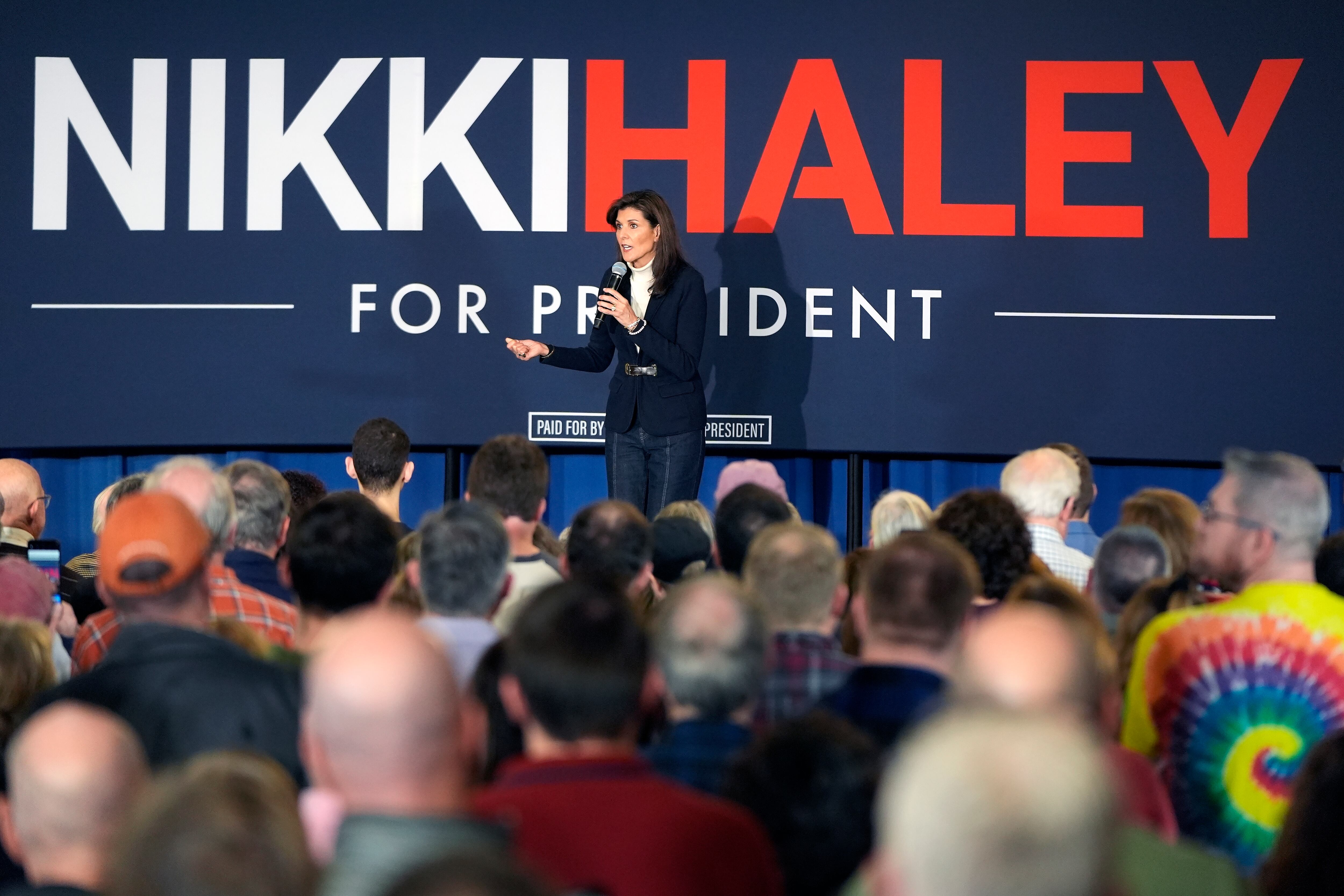 La candidata presidencial republicana y ex embajadora ante la ONU, Nikki Haley, habla en un evento de campaña en South Burlington, Vermont, el domingo 3 de marzo de 2024. (Foto AP/Michael Dwyer)