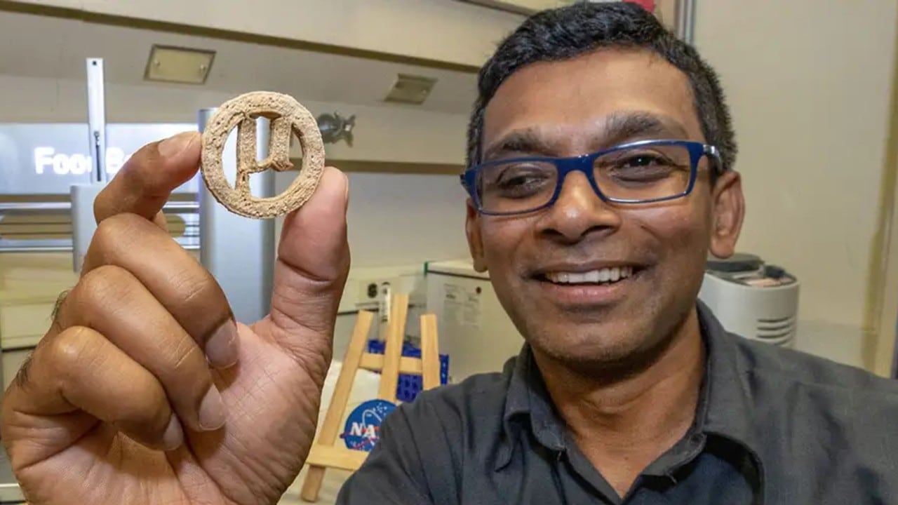 Lahiru Jayakody, profesor adjunto de la SIU Carbondale y coautor del estudio, sostiene una de las galletas µBites hechas con plástico y residuos agrícolas.
