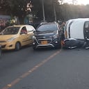 Ladrones casi mueren arrollados cuando intentaron robar a un hombre en Medellín.