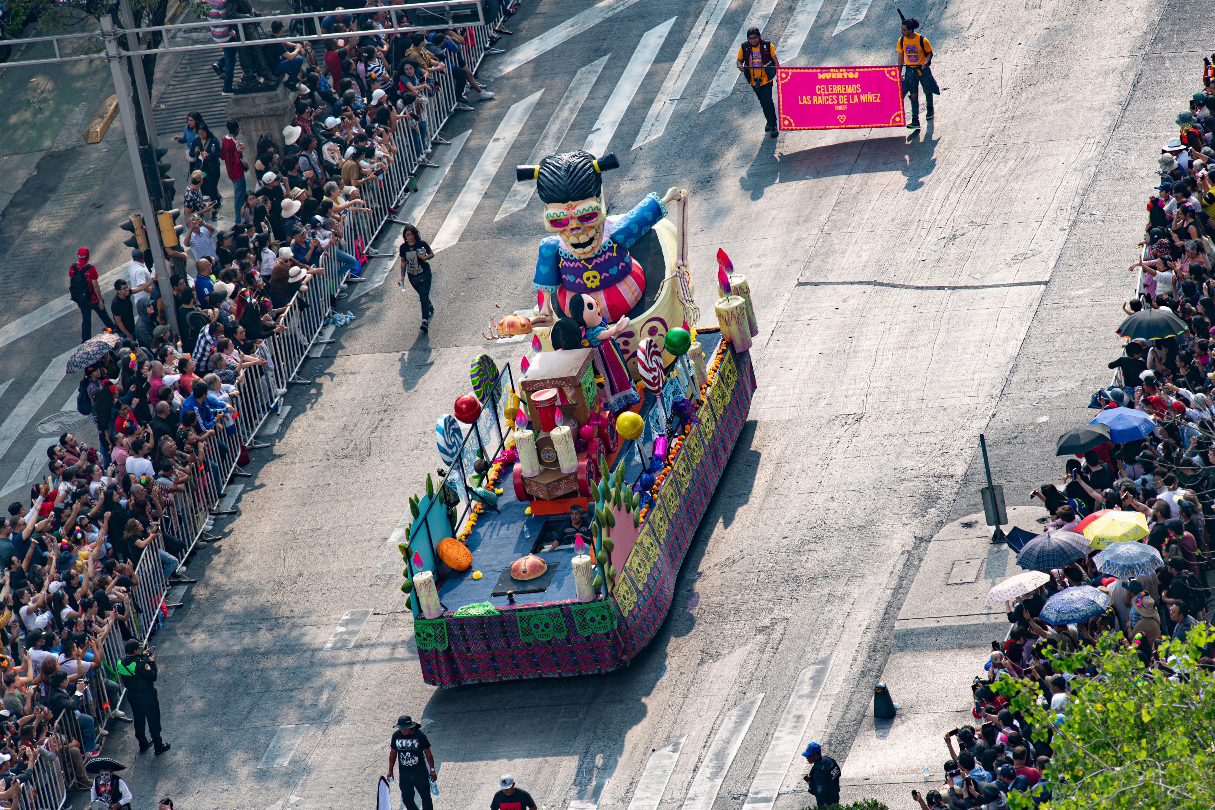 El Gran Desfile del Día de los Muertos 2024 se transformó en un homenaje colectivo a la vida y la muerte.