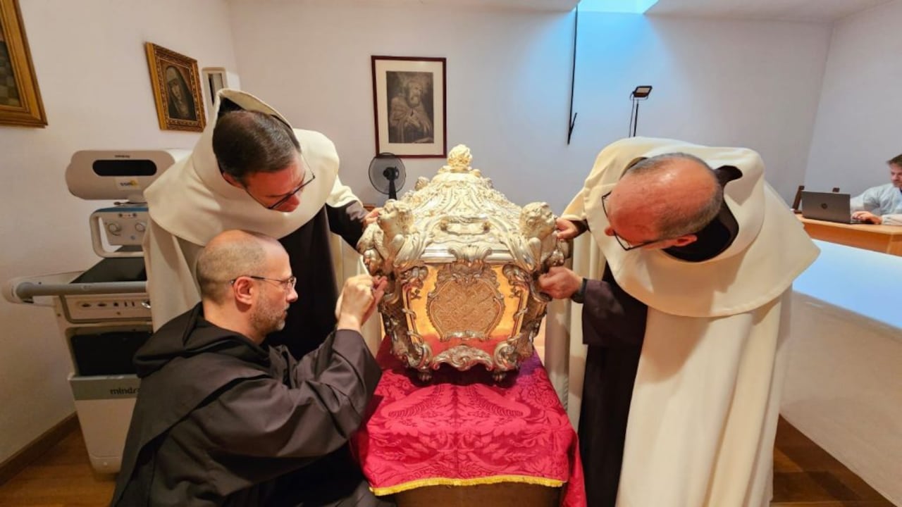 Apertura de la urna de plata que contiene el cuerpo de Santa Teresa.