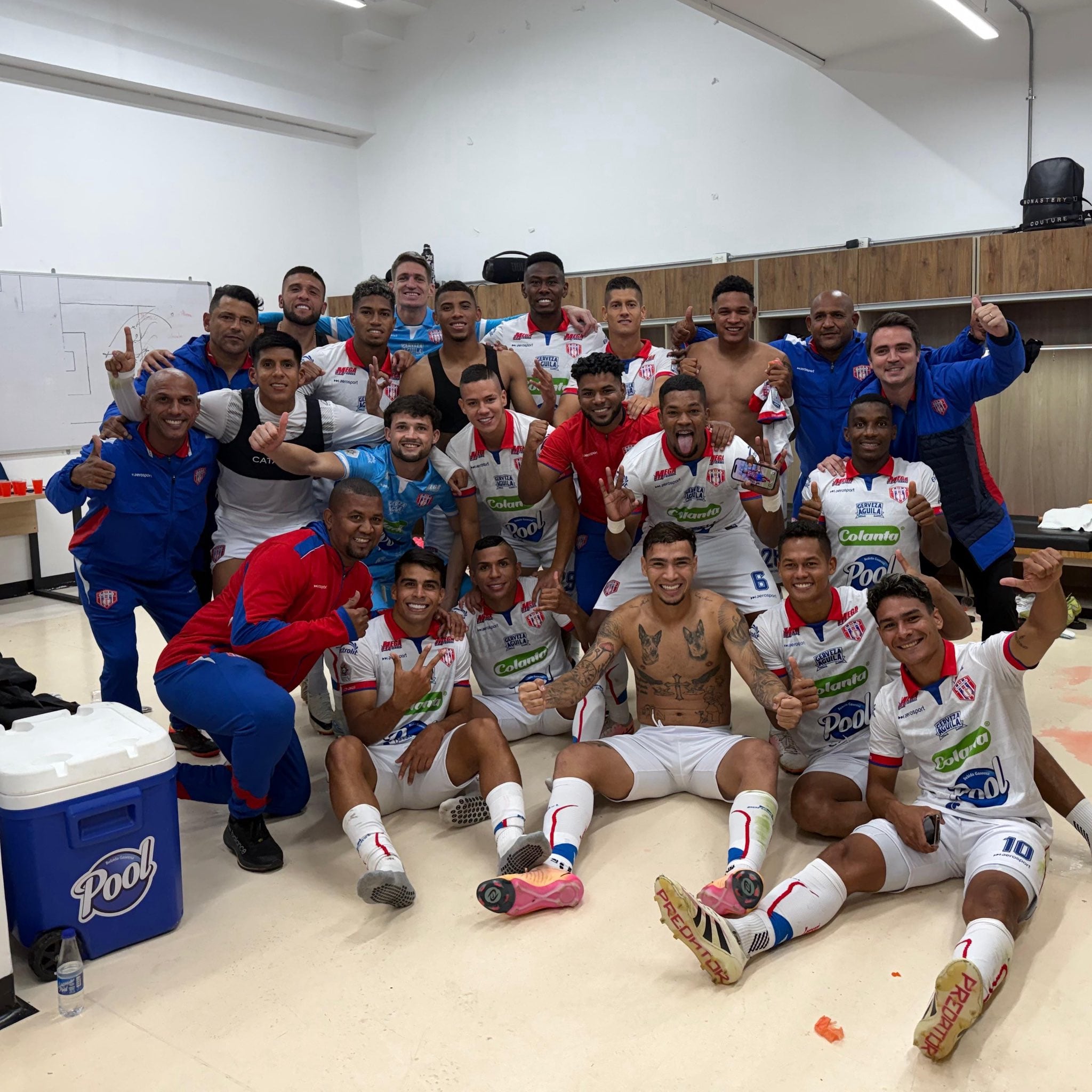 Unión Magdalena celebrando la victoria ante Equidad en Bogotá (Bedoya, arriba a la izquierda).