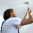 Domine el arte de reparar bombillos LED que parpadean con una guía detallada y transforma el espacio en un oasis de luz estable.