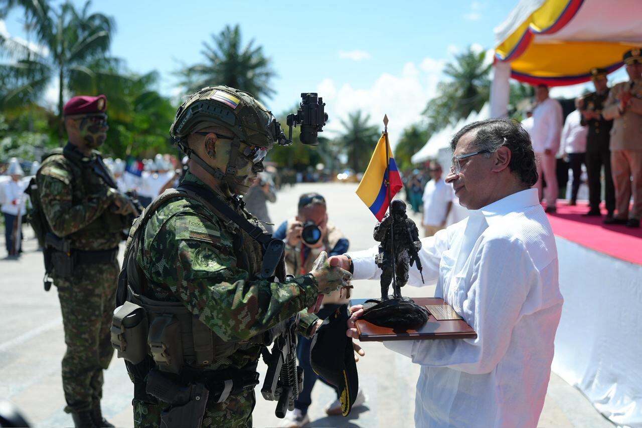 Petro confirma aumento salarial para soldados regulares desde enero de 2026.