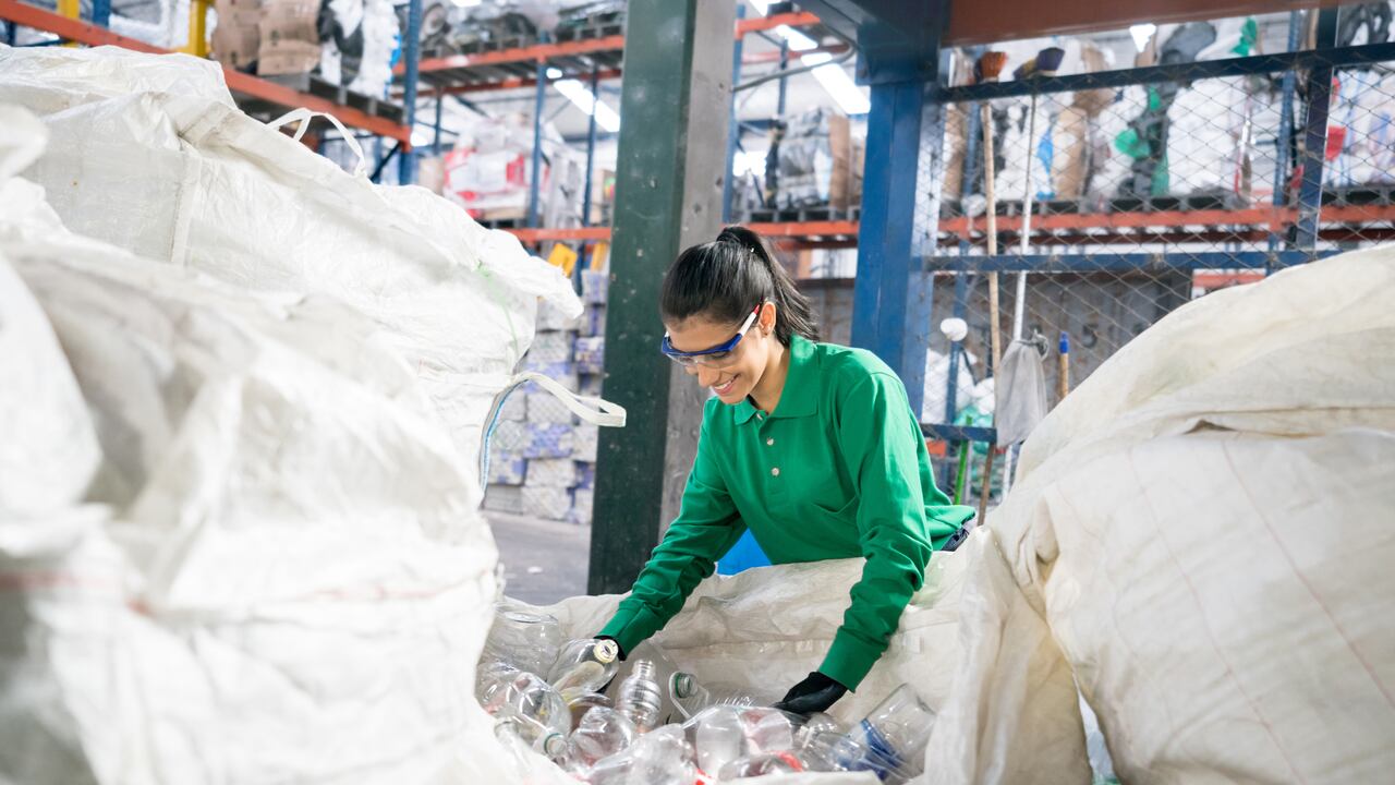 De acuerdo con la Encuesta Nacional de Calidad de Vida 2020 del Dane, un 48,6 % del total nacional de los hogares en el país clasifican sus residuos”.