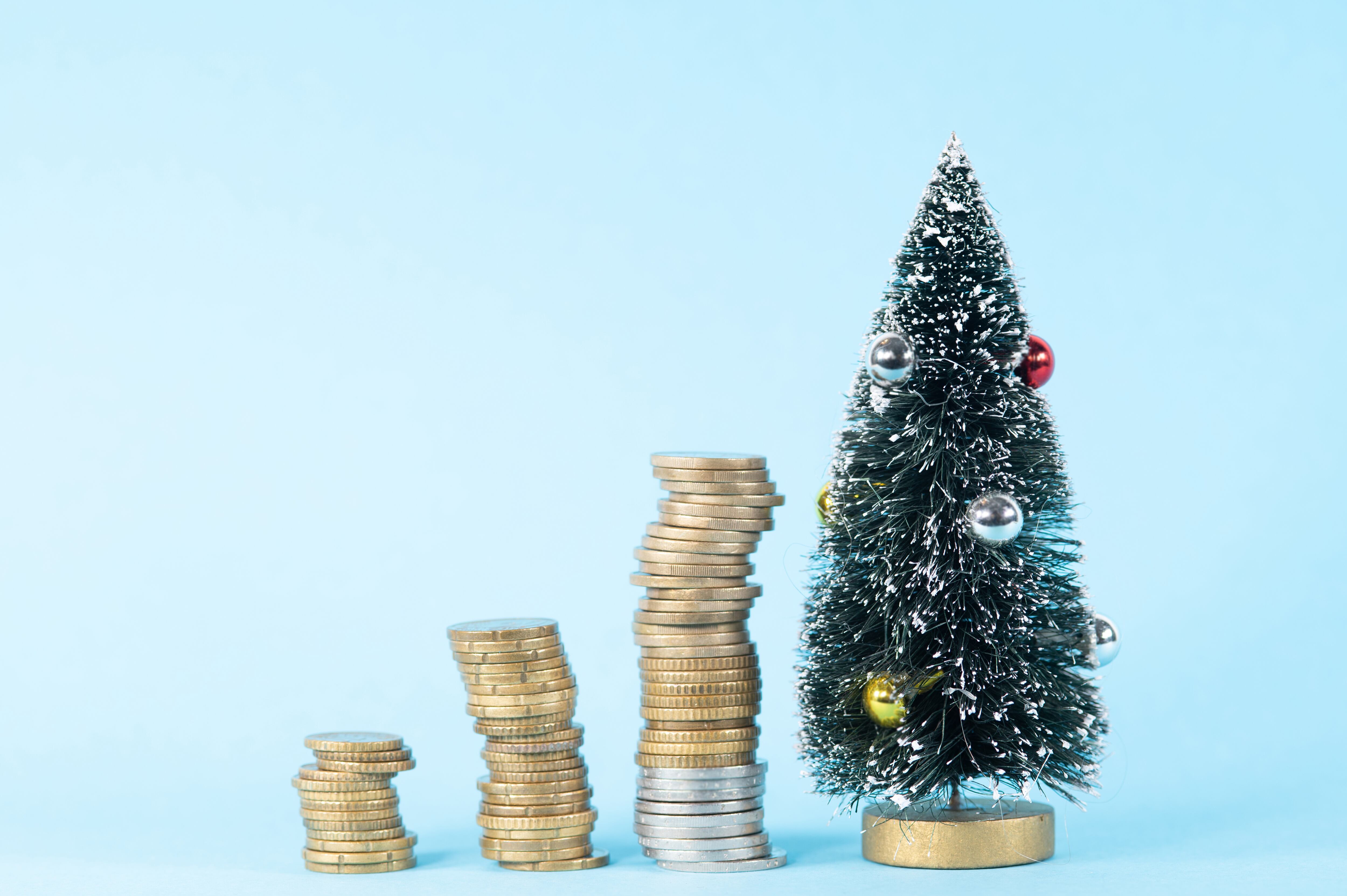 Existen varios objetos que pueden ser ubicados en el árbol de Navidad y se cree que atraerían dinero para el próximo año.