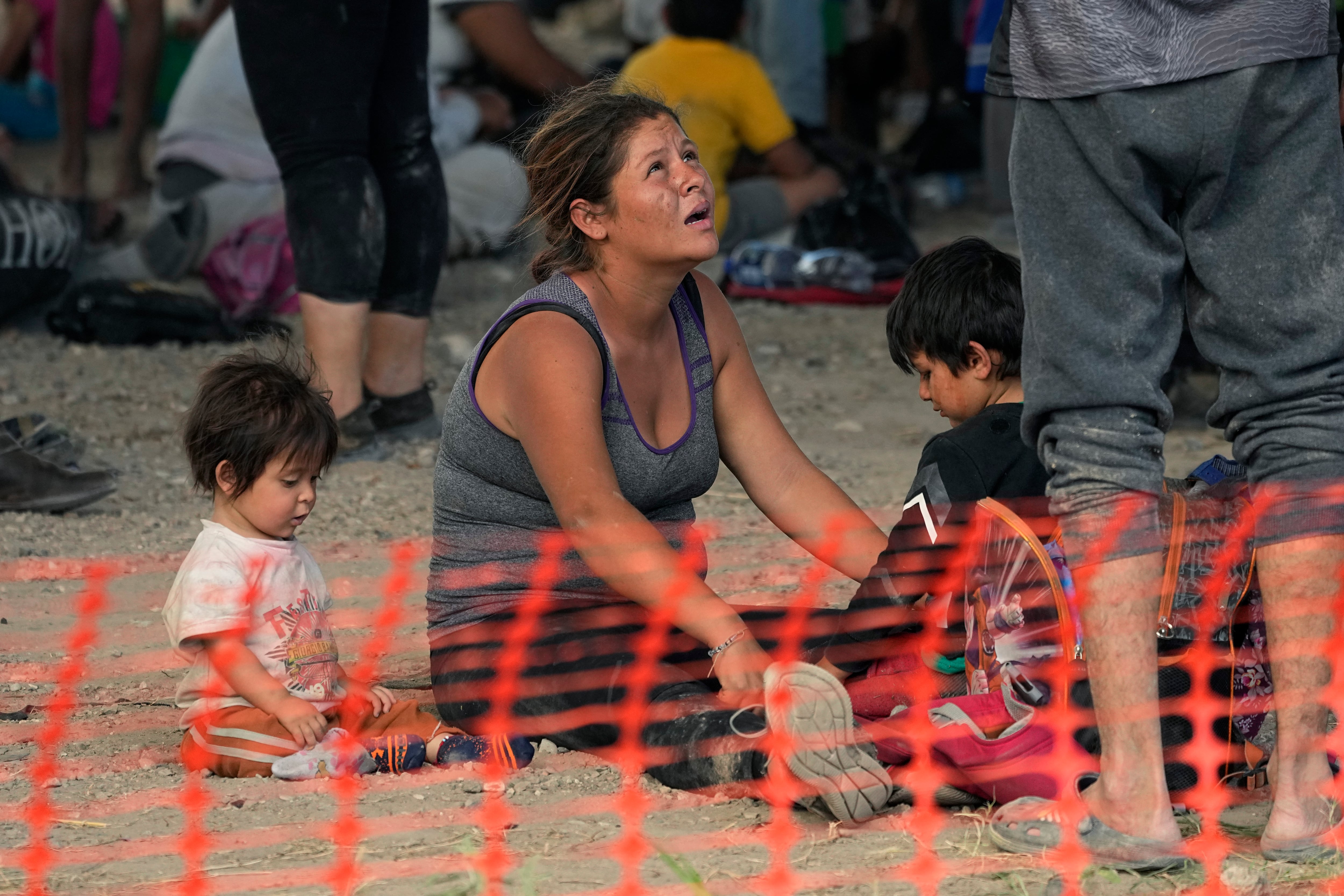 El tráfico paralizó el centro de Eagle Pass el jueves en la noche luego de que las autoridades cerraron uno de los dos puentes internacionales de la ciudad para reubicar a los agentes en otros puestos. Durante el día, cientos de migrantes se sentaron a la sombra del puente mientras los efectivos de la Patrulla Fronteriza los procesaban y trasladaban en grupos.