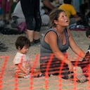Migrantes que cruzaron desde México a Estados Unidos esperan para subir a un autobús en una zona de procesamiento improvisada a orillas del Río Bravo, el 21 de septiembre de 2023, en Eagle Pass, Texas. (AP Foto/Eric Gay)