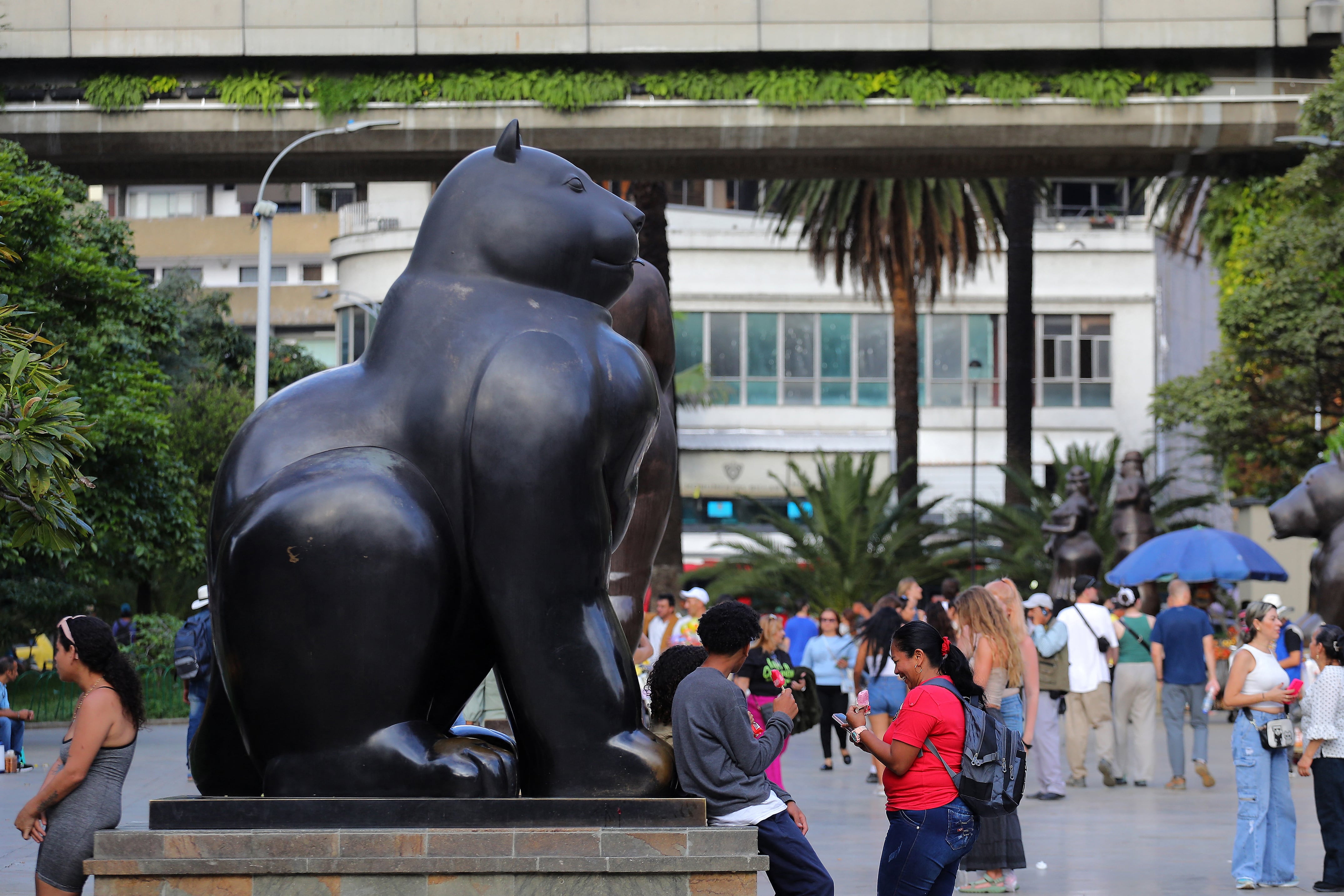 El lugar de nacimiento de Pablo Escobar se ha convertido en un punto de moda para turistas y nómadas digitales atraídos por sus paisajes montañosos y su vibrante vida nocturna.