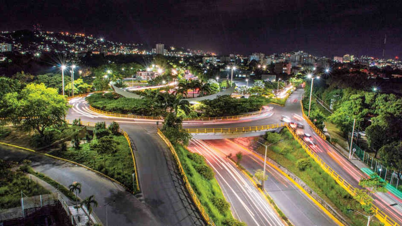Vista nocturna de la glorieta Arnulfo Briceño, donde se encuentra el famoso puente peatonal de guadua.