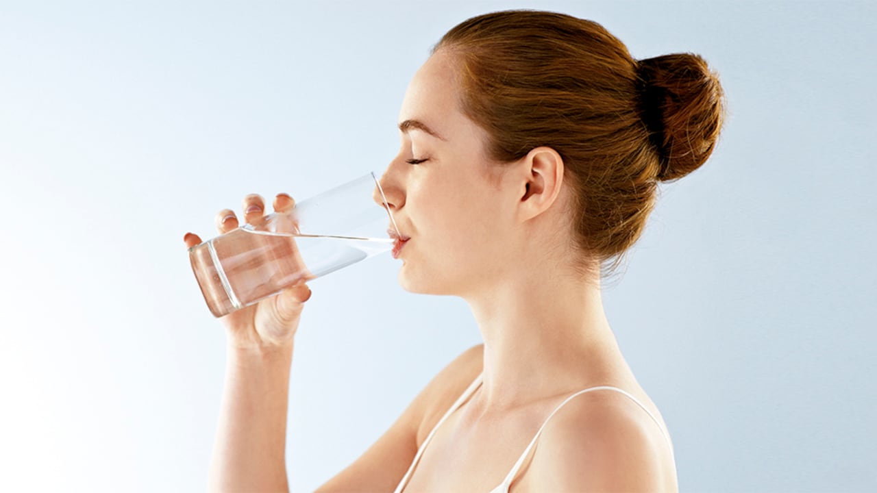 Las personas son más felices cuando beben agua, según una encuesta realizada por OnePoll.