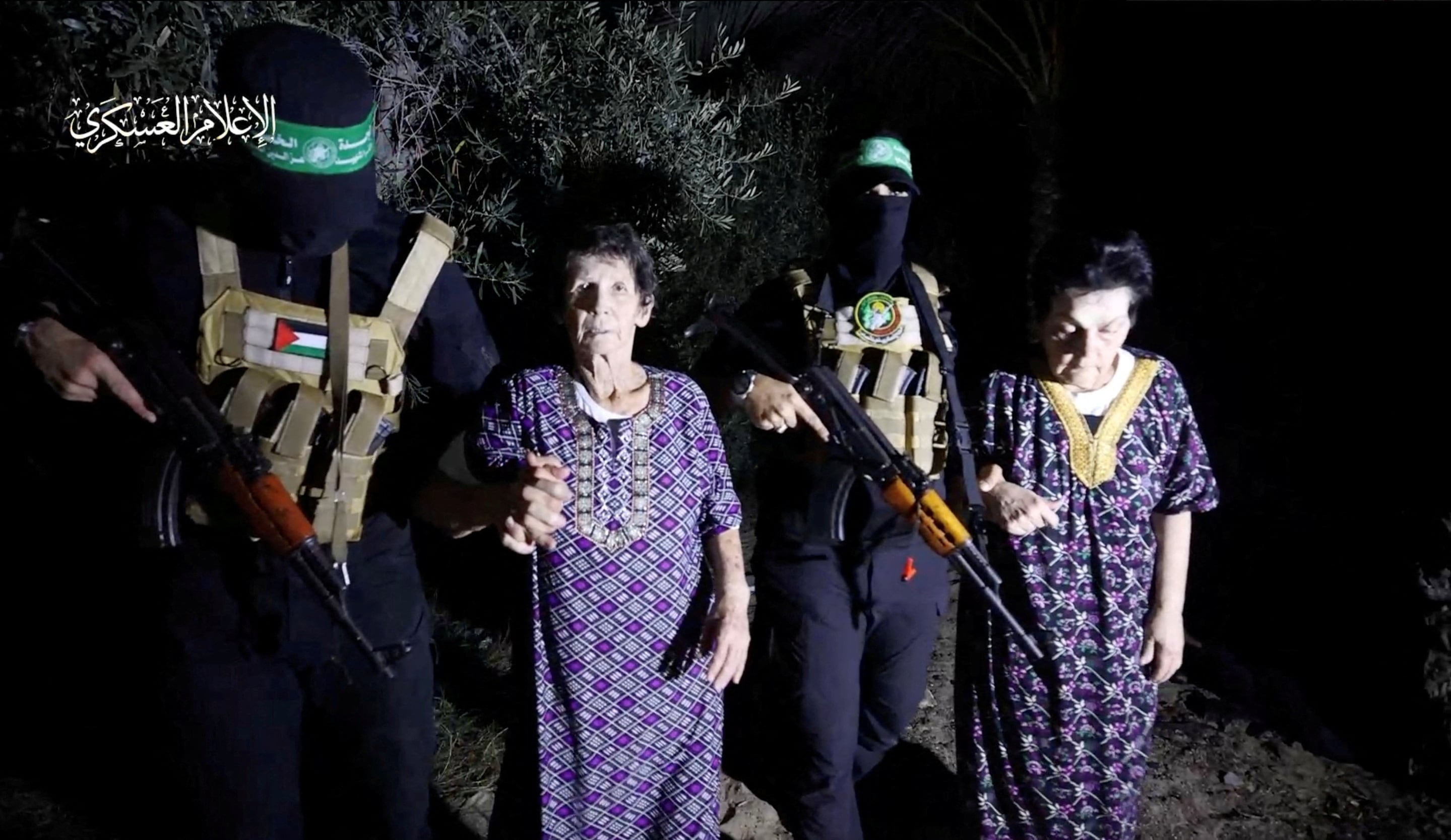 Yocheved Lifshitz y Nurit Cooper (también conocida como Nurit Yitzhak), que fueron rehenes de militantes palestinos de Hamás, son liberados por los militantes, en esta captura de pantalla de vídeo obtenida por Reuters el 23 de octubre de 2023.