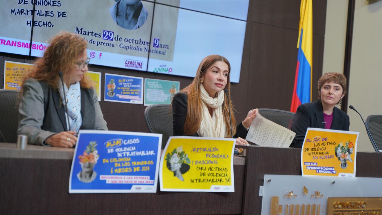 María del Socorro Rueda Fonseca (abogada), Catherine Juvinao y Carolina Giraldo.