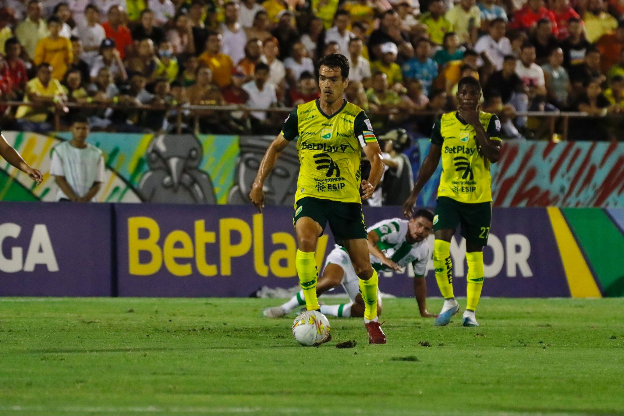 Sebastián Hernández, conductor del Atlético Huila en el centro del campo.