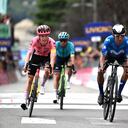 Archie Ryan de Irlanda y Team EF Education - EasyPost y Nairo Quintana de Colombia y Movistar Team cruzan la línea de meta durante la 118ª Il Lombardia 2024 una carrera de un día de 255 km de Bérgamo a Como / #UCIWT / el 12 de octubre de 2024 en Como, Italia.