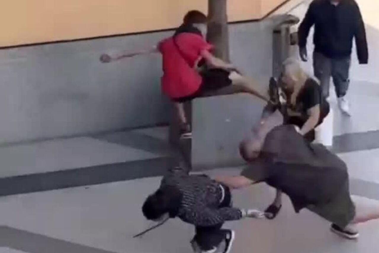 Uno de los jóvenes golpeó a la mujer con una patada en el pecho. “¡No, hijo de puta! (sic)”, gritó al darse cuenta de que no solo intentaban robarse sus pertenencias, sino que habían golpeado a la persona que se encontraba con ella.