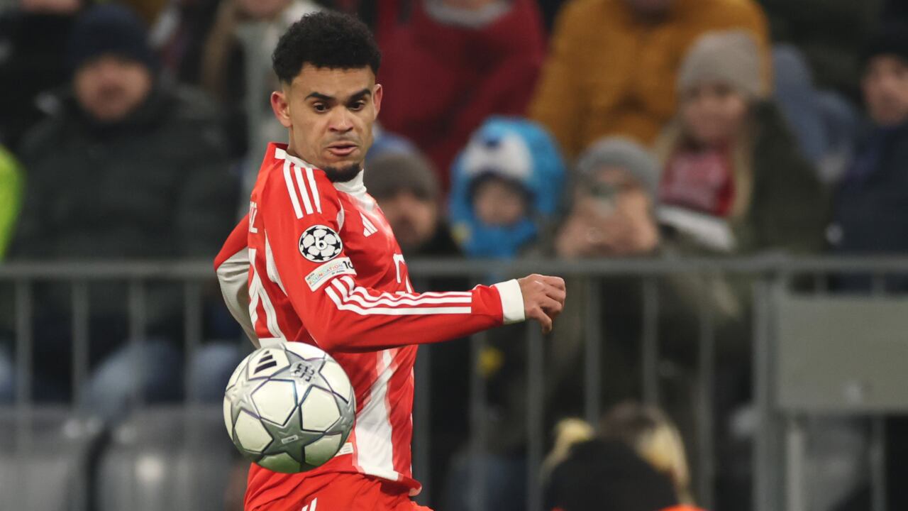 Luis Díaz dominando el balón de la Champions League