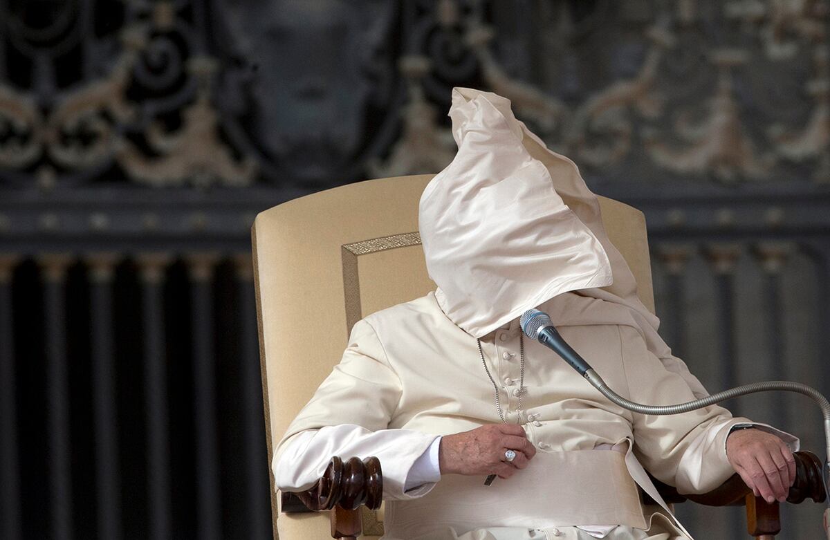 Una ráfaga de viento hizo que el manto del Papa Francisco le cubriera la cara durante su audiencia semanal en la Plaza de San Pedro en el Vaticano. (AP)