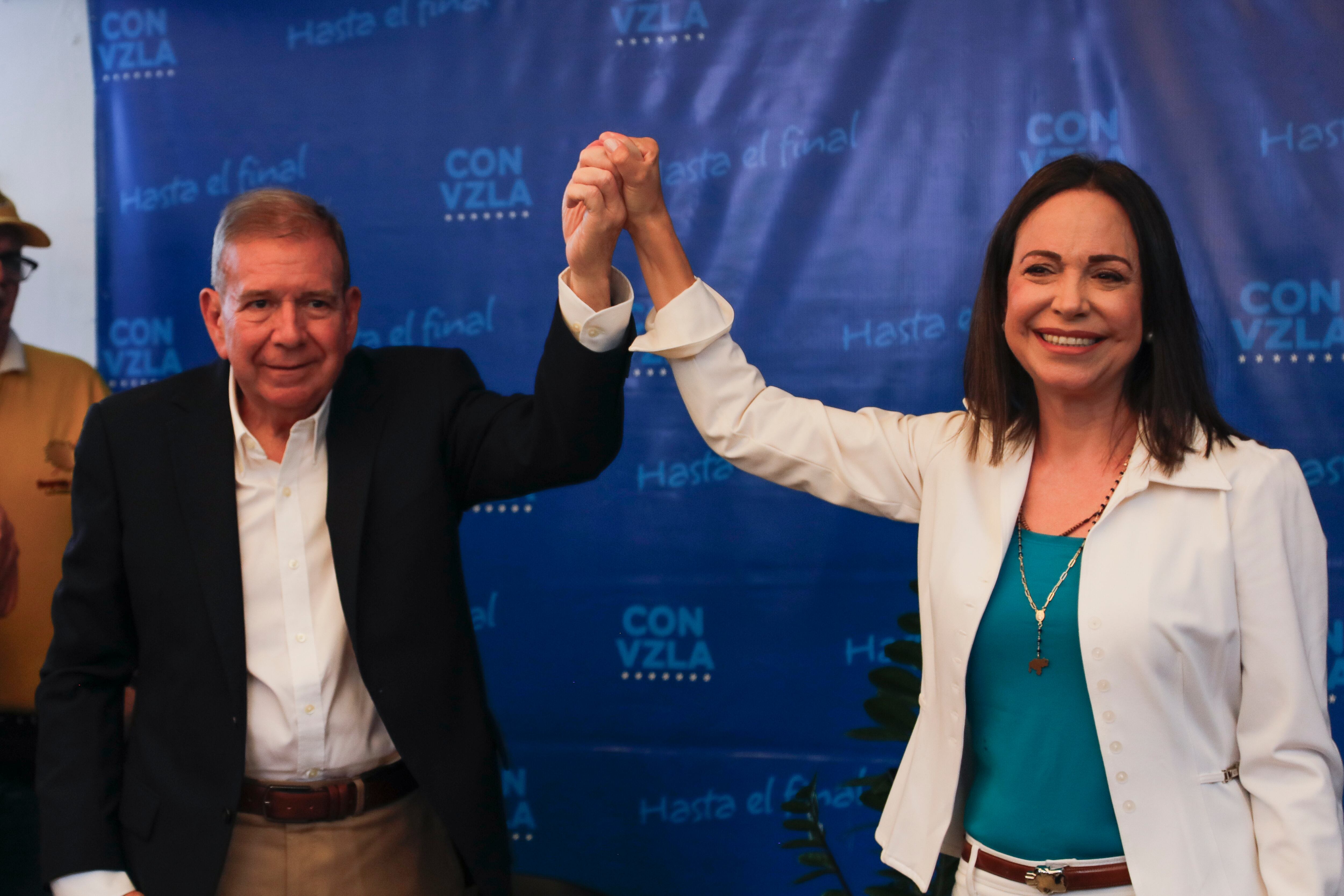 La líder opositora María Corina Machado, a la derecha, y el candidato presidencial de la oposición, Edmundo González, al terminar una conferencia de prensa en Caracas, Venezuela, el jueves 25 de julio de 2024. Venezuela va a elecciones presidenciales el domingo 28 de julio. (AP Foto/Matías Delacroix)
