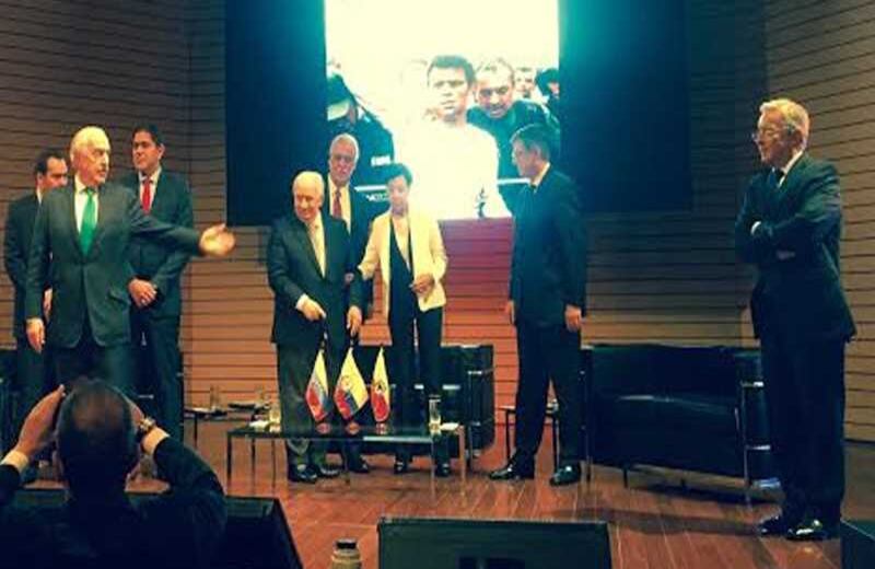 El expresidente Andrés Pastrana llamando al expresidente Álvaro Uribe Vélez. Foto: Guillermo Torres / SEMANA